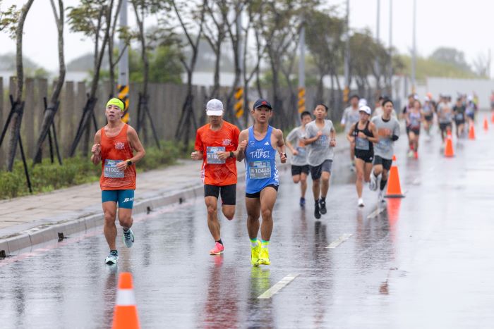 打造全家歡樂盛會 祈福RUN林口 4千人熱烈響應 43 《圖說》跑者在冬季中仍然熱情開跑,每位跑者都是「防水材質」。〈林口區公公所提供〉