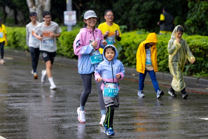 打造全家歡樂盛會 祈福RUN林口 4千人熱烈響應 44 《圖說》熱血母女檔阻力戰2025祈福路跑。〈林口區公公所提供〉
