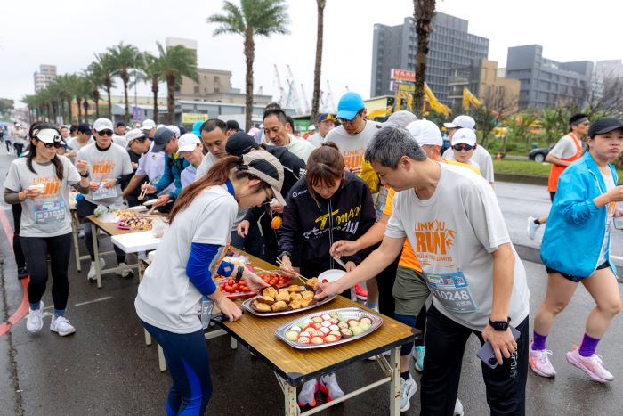 打造全家歡樂盛會 祈福RUN林口 4千人熱烈響應 46 《圖說》2025祈福路跑總共7個補給站,內容超在地超彭湃。〈林口區公公所提供〉