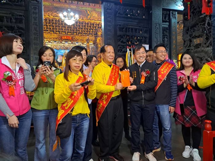 《圖說》捐贈單位及新北消防局陳勝照專門委員合影。〈消防局提供〉