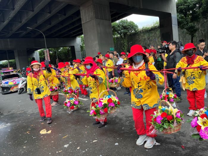《圖說》三重天后宮慶祝建宮70週年遶境，土庫順天宮媽祖也前來贊境，繡旗隊、花擔陣容龐大。〈民政局提供〉