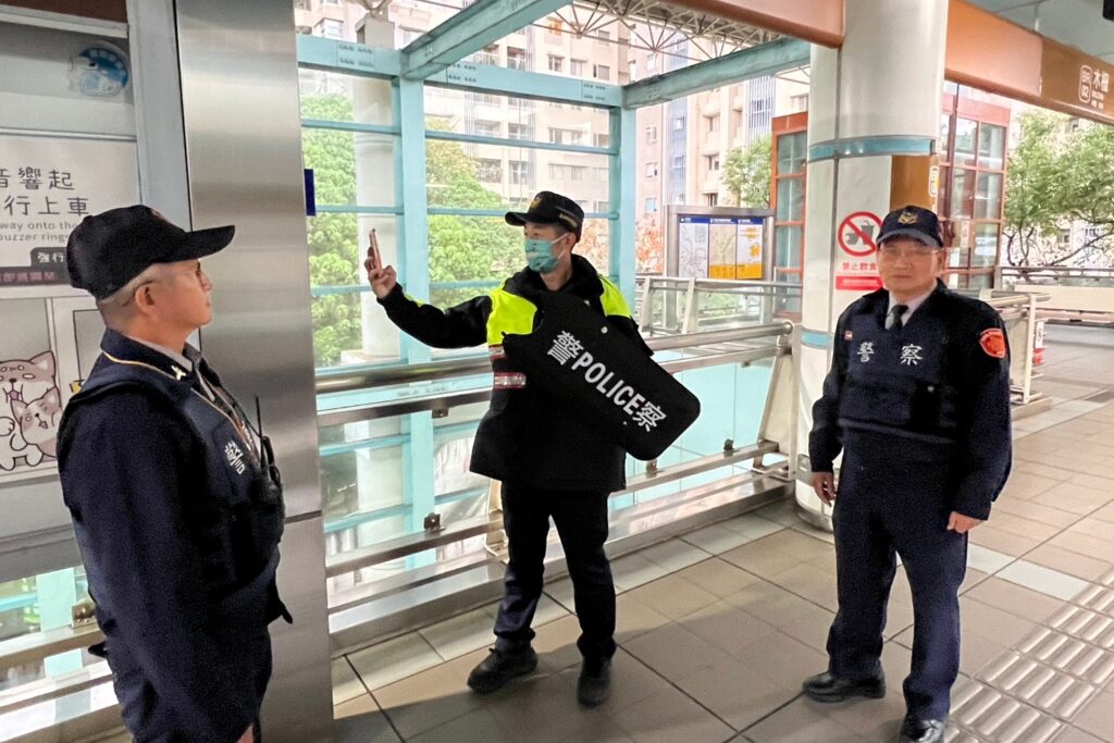 因應臺北市1219隨機攻擊事件 行政院政務顧問王瑞華 文山第一分局長洪漢周率文山第一義警大隊全力投入治安維護行列 66 %E5%9B%9B 18
