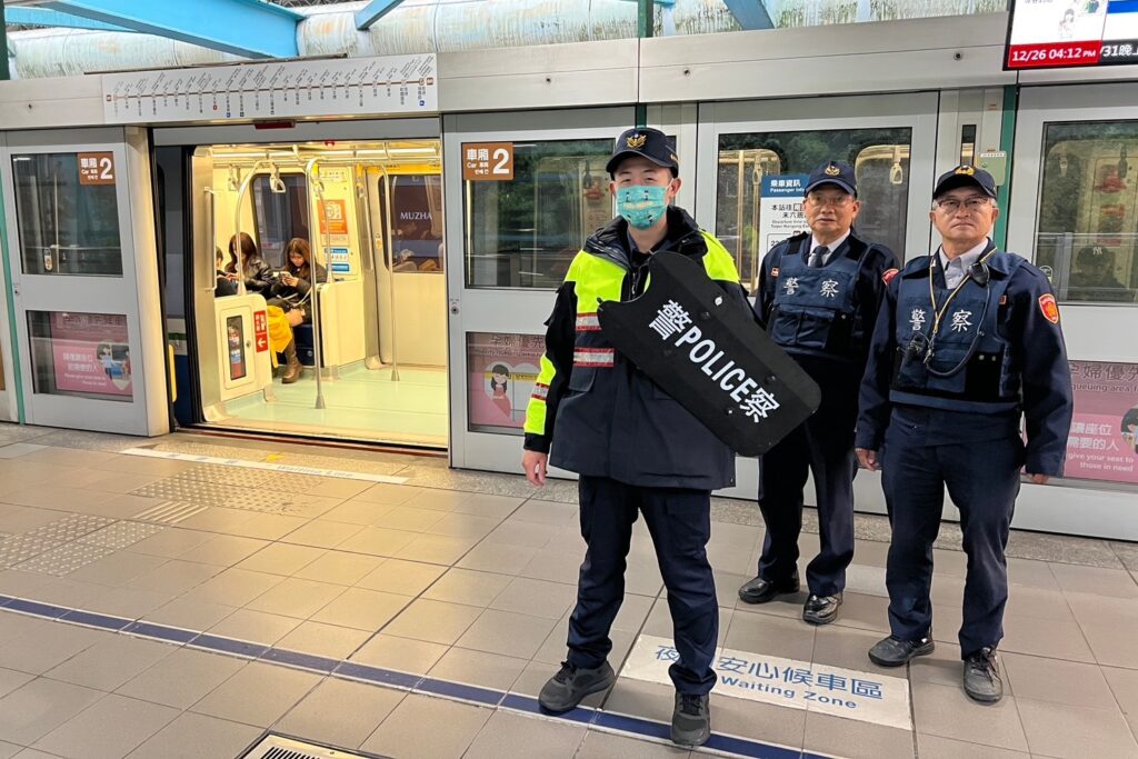 因應臺北市1219隨機攻擊事件 行政院政務顧問王瑞華 文山第一分局長洪漢周率文山第一義警大隊全力投入治安維護行列 67 %E4%BA%94 7