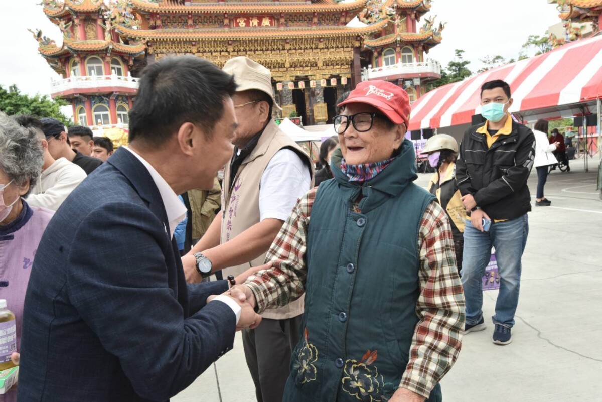 S▲許智傑問侯老人家,並指將全力推動南旗津的「公辦都市更新」,透過容積獎勵與現代化規劃,改善居住環境。(記者 李堂安 翻攝)