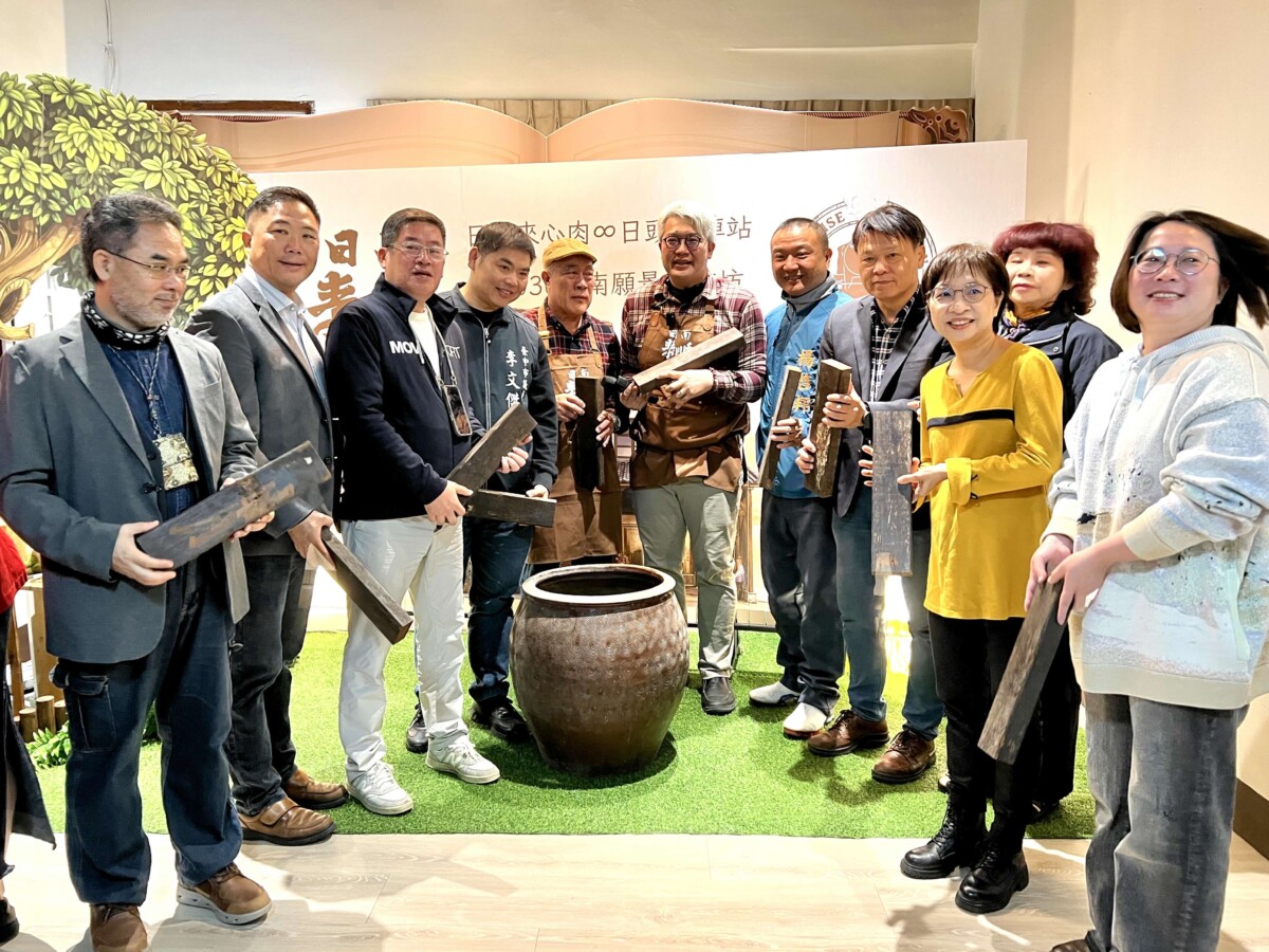 ▲中市「日南來心肉」老屋再生具體實踐,文化局副局長曾能汀出席與貴賓合影。(圖/中市府提供)