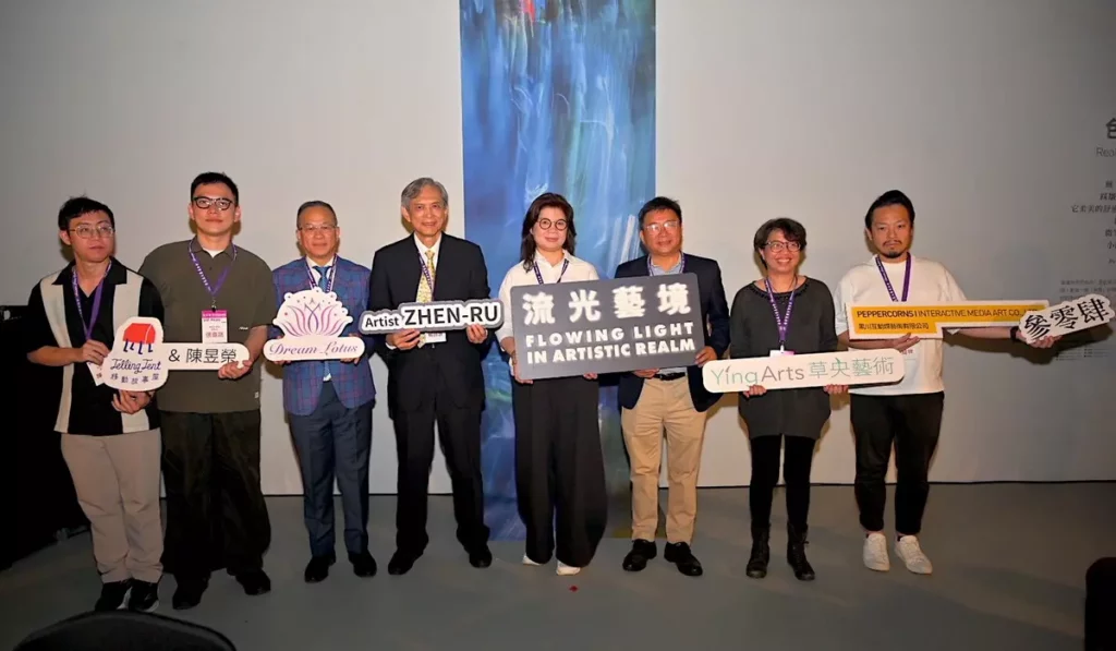 《流光藝境》特展開幕由高雄市文化局局長王文翠(左5)、高雄市議員鄭光峰(左6)、夢蓮花