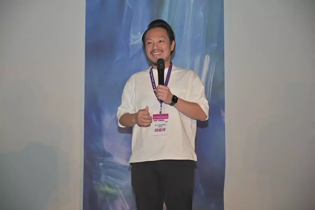 黑川互動媒體藝術藝術家胡縉祥感謝策展人翁淑英老師讓藝術家有一個自由創作的機會，