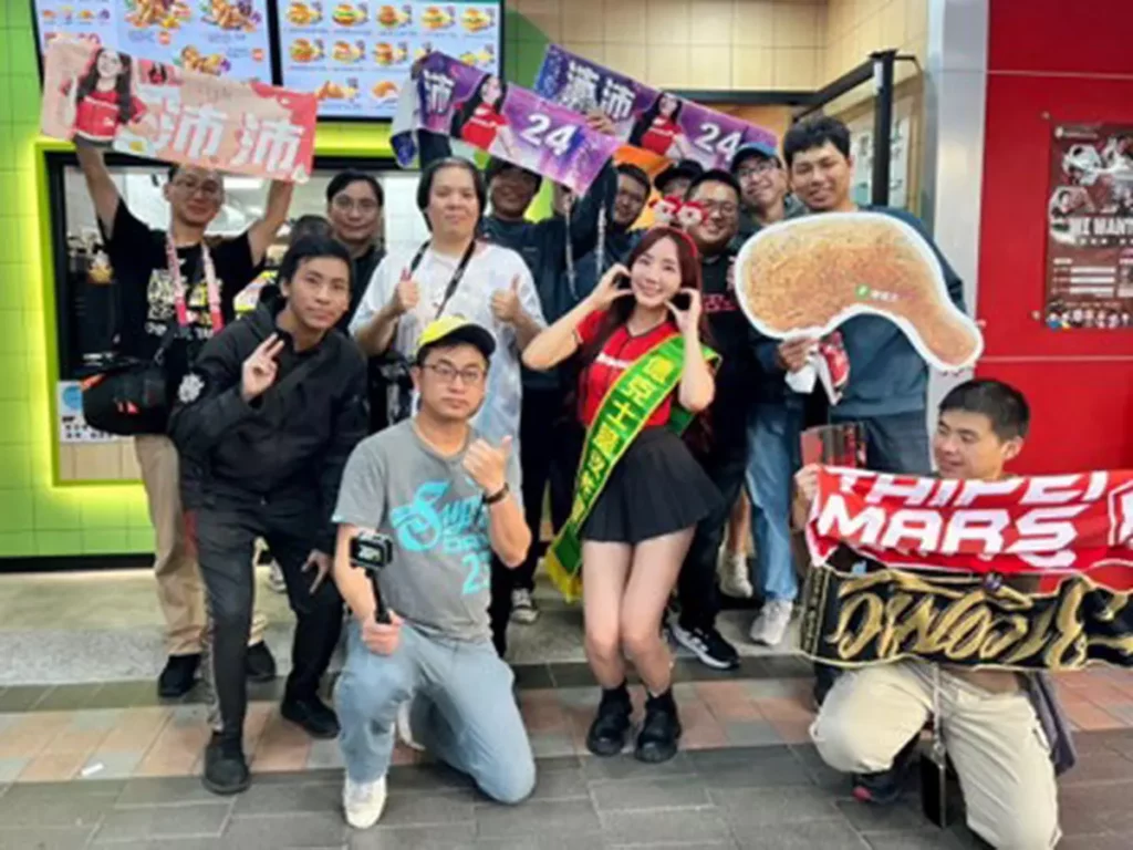 人氣小龍女沛沛擔任德克士板橋新埔門市一日店長,現場寵粉無極限,多位粉絲抽中價值超過2,000 元獎品。圖片來源:台灣德克士提供