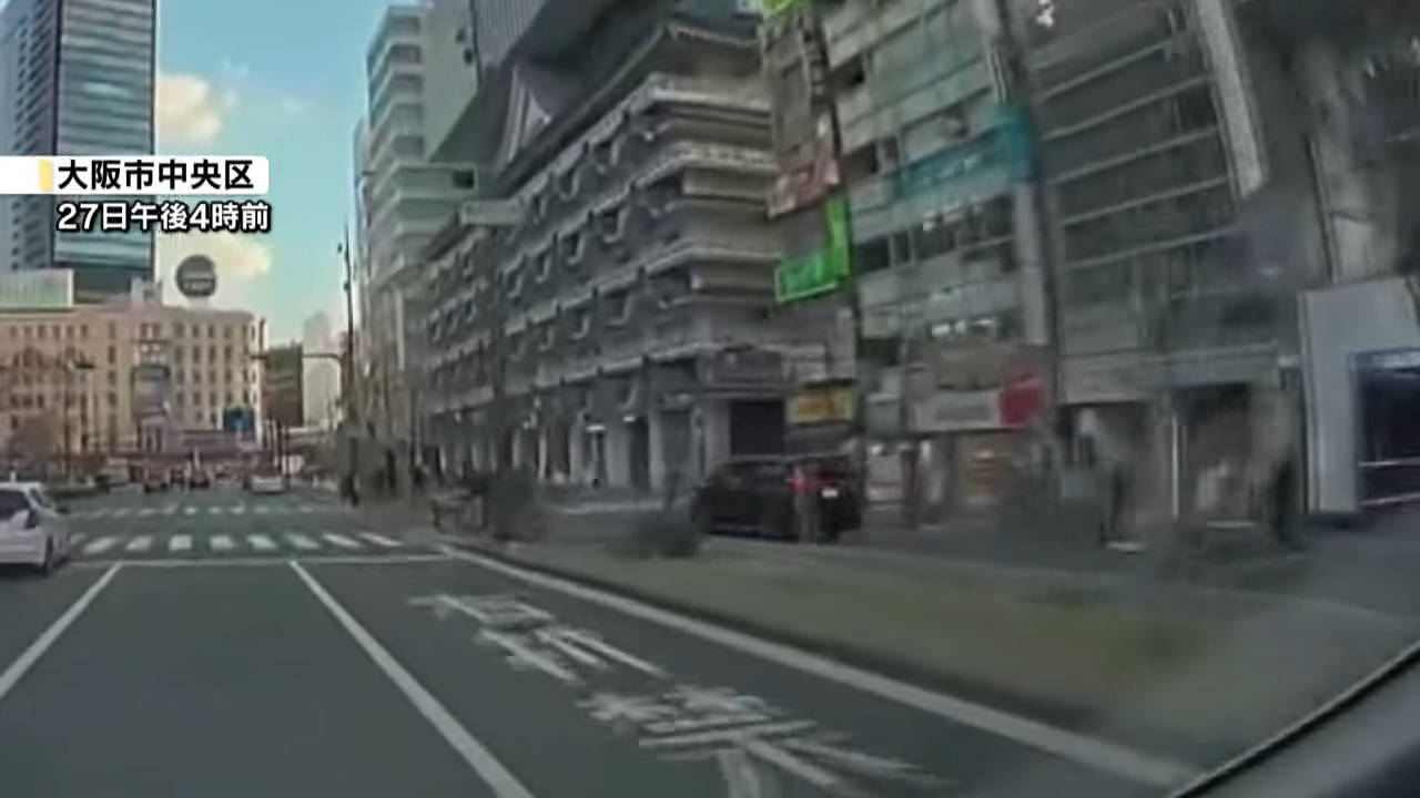 ▲從行車紀錄器中可以看見黑車衝上人行道後一路向前中(圖/翻攝自YouTube/読売テレビニュース)