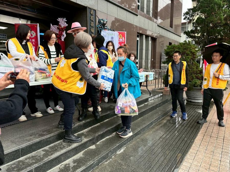 台灣水麗人文關懷協會 關懷埔里弱勢戶愛心物資冒雨發放