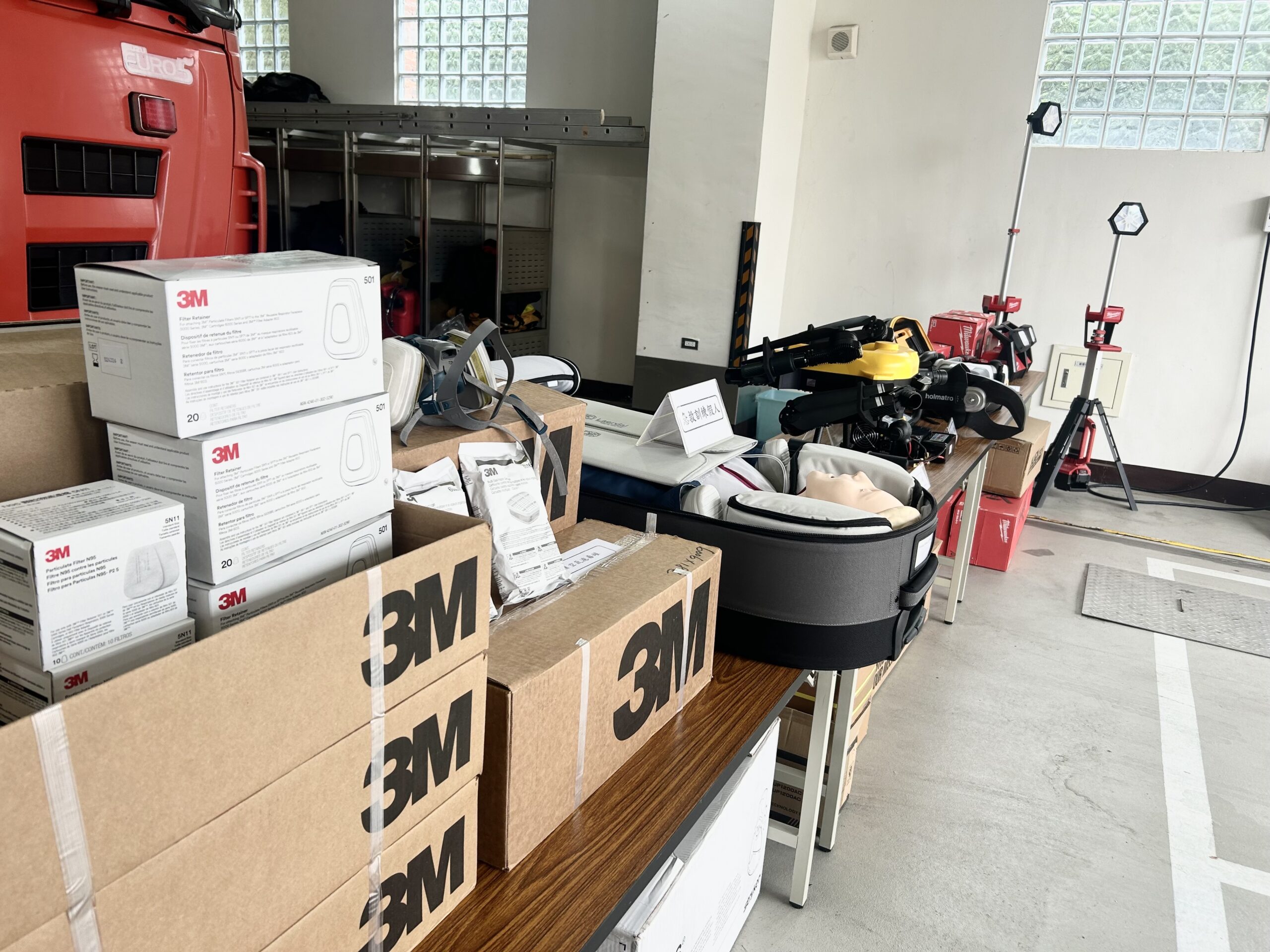 新屋善心企業家張美洪捐贈救災器材 強化地方消防戰力 S 73244702 scaled