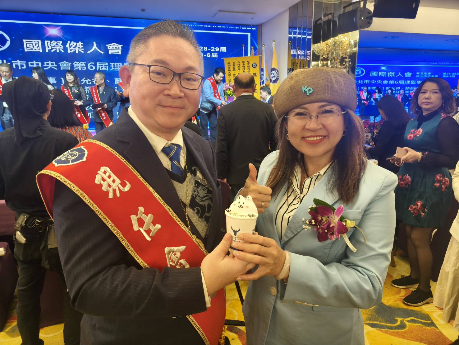 民眾黨立委麥玉珍親自到場祝賀新任會長謝振維。(記者翻攝)