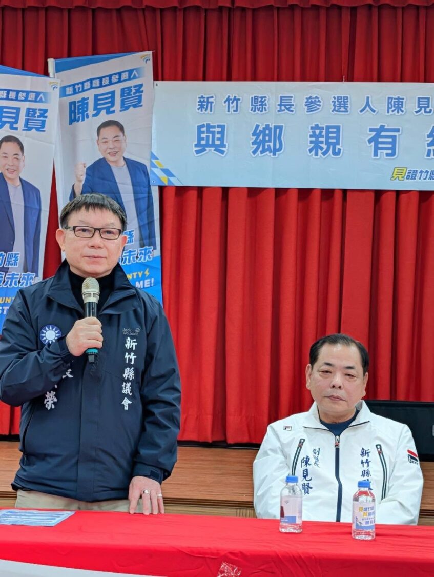 新竹縣議會議長張鎮榮於新豐鄉「與鄉親有約說明會」中致詞,公開力挺新竹縣長參選人陳見賢,肯定其長期投入地方發展與黨務經驗。(圖/記者林照東翻攝)