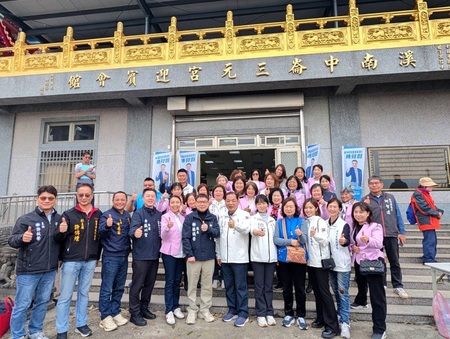 陳見賢率地方民代與鄉親於新豐鄉三元宮前合影,象徵基層支持動能持續累積。(圖/記者林照東翻攝)