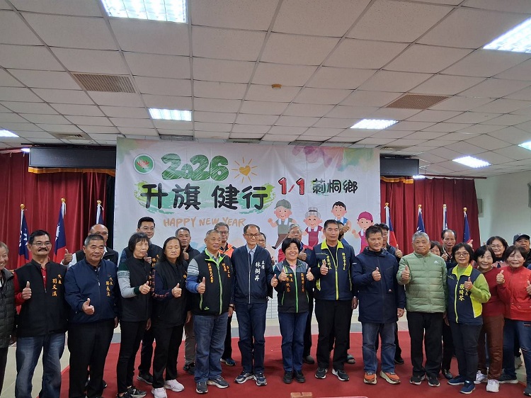 ▲莿桐鄉公所舉辦明年元旦升旗典禮健行,鄉長廖秋蓉在記者會歡迎鄉親參加,有贈送紀念品。(記者劉春生攝)