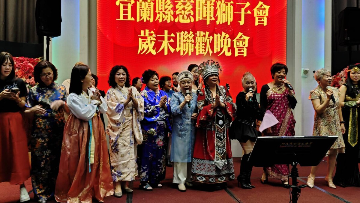 ▲慈暉女獅姊穿著異國風情服飾上台高歌迎賓。