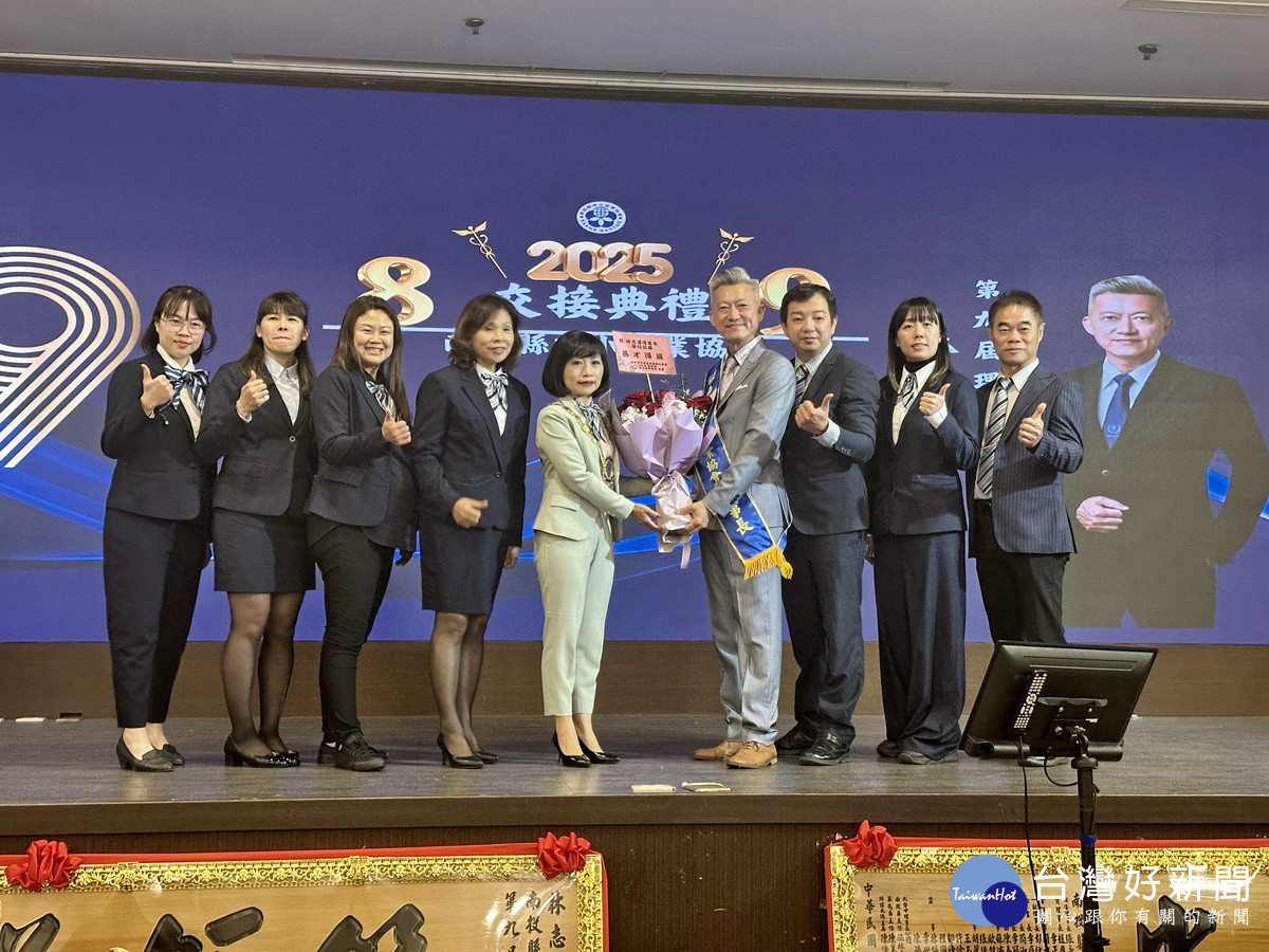 各縣市友會及青商會參議會中區會都來贈賀禮場面溫馨。(記者扶小萍攝)
