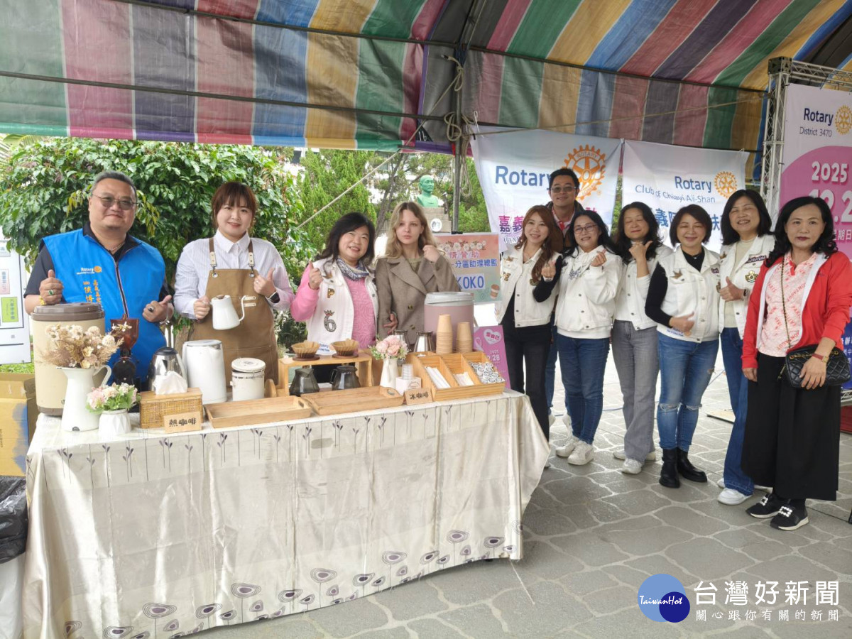 嘉義皇家社創社長CP KoKo贊助暖心手沖咖啡吧,讓民眾在等待篩檢時,也可享用濃郁的咖啡。(圖/記者陳致愷攝影)