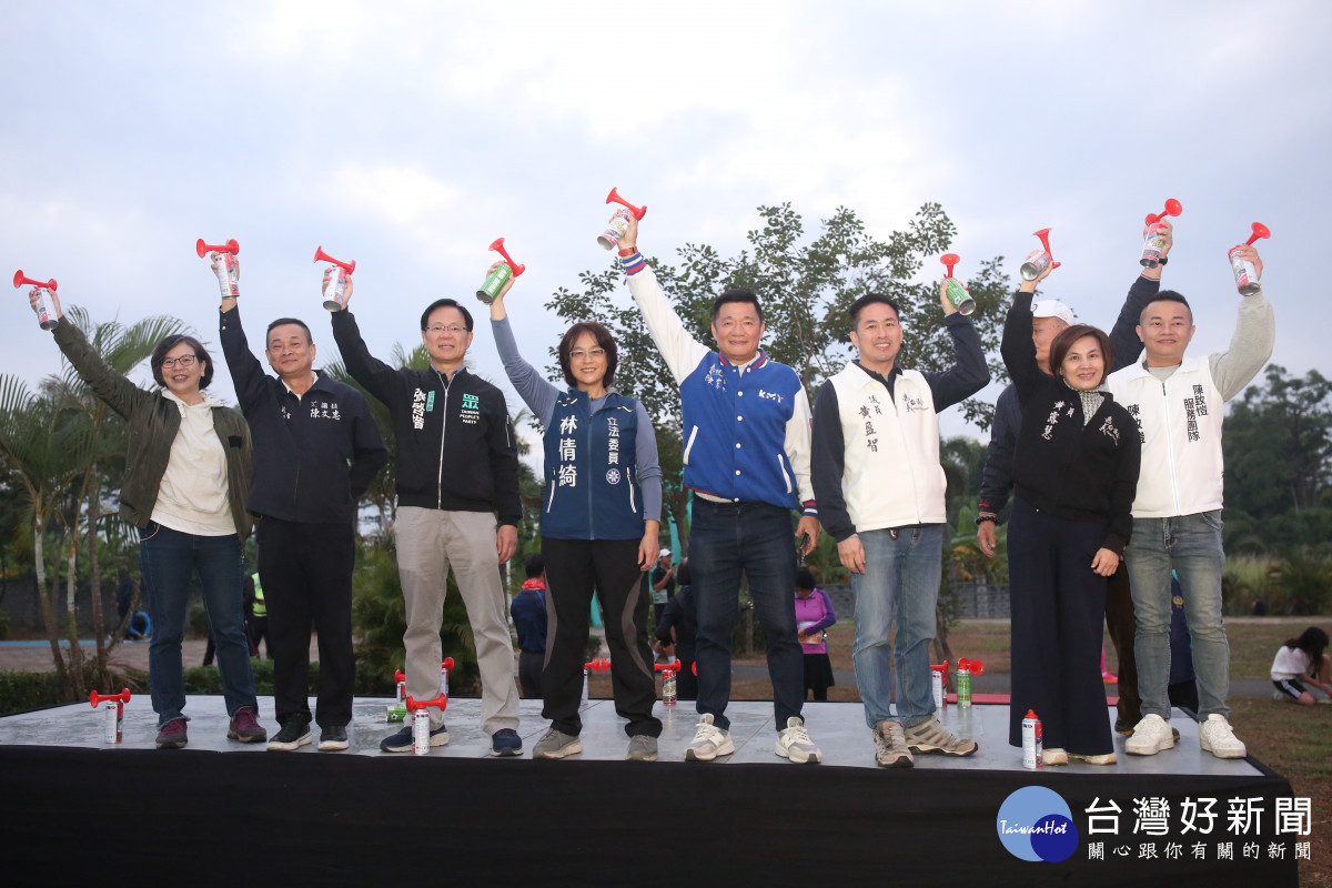 第7屆「嘉義馬拉松-國際管樂節公益路跑」今天清晨在綠映水漾公園登場。(圖/記者林詩涵翻攝)