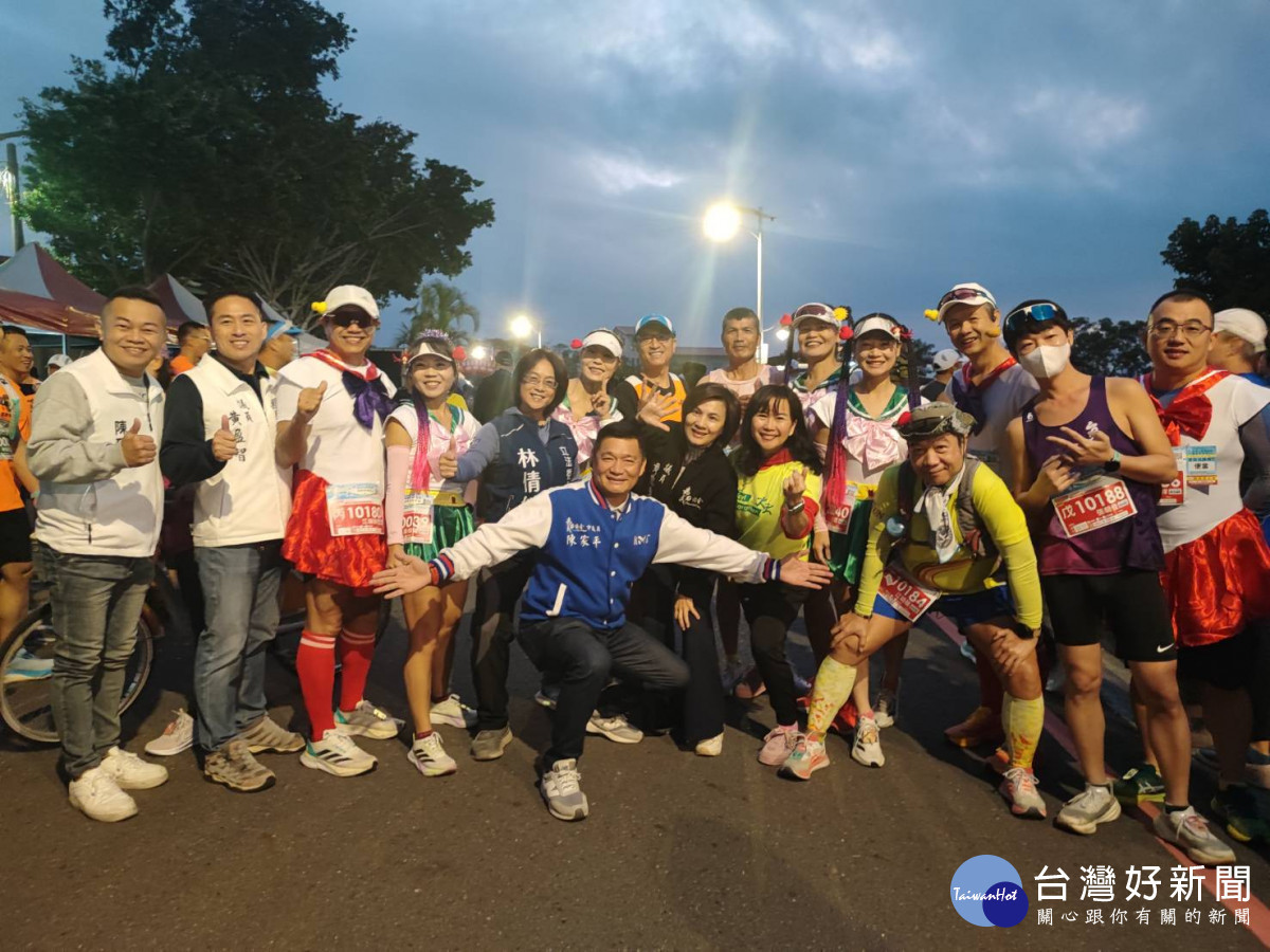 第7屆「嘉義馬拉松-國際管樂節公益路跑」今天清晨在綠映水漾公園登場。(圖/記者林詩涵翻攝)
