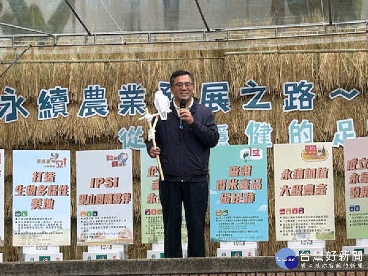 黃景建拿黑翅鳶棲架介紹永續農業。林重鎣