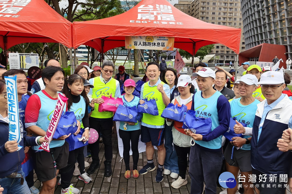 桃園市副市長蘇俊賓參加「2025盲人環台路跑」活動,與視障跑者及陪跑志工一同為公益而跑。<br /><br />