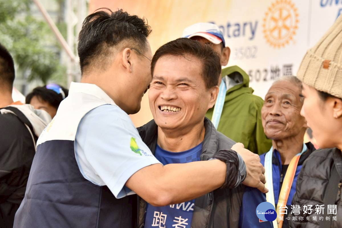 桃園市副市長蘇俊賓參加「2025盲人環台路跑」活動,與視障跑者及陪跑志工一同為公益而跑。<br /><br />