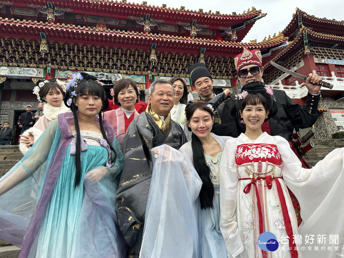 王副縣長與林處長和文化推廣代表合影。(記者扶小萍攝)