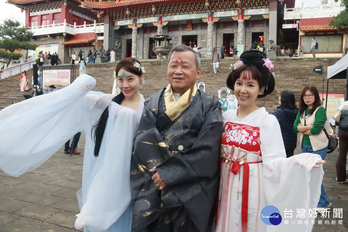 王副縣長繪上花鈿與推廣代表合影。(記者扶小萍攝)