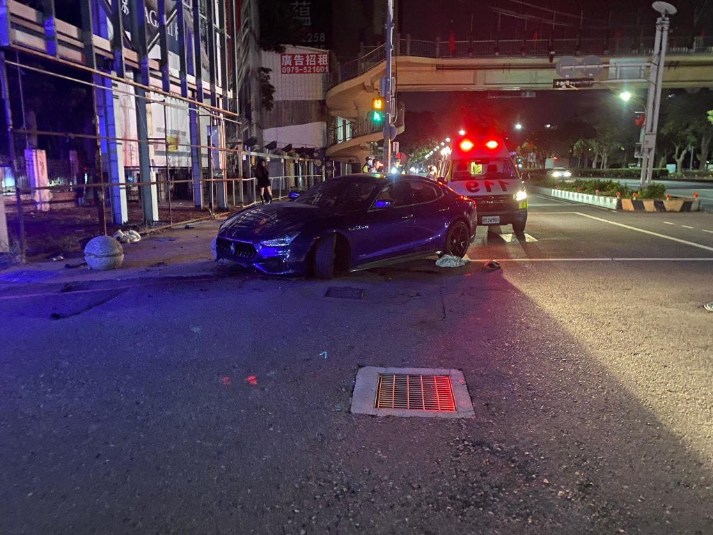 台中瑪莎拉蒂撞石墩! 夜店狂歡返家中肇事駕駛酒駕釀4傷