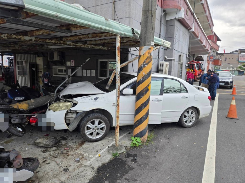 影/高雄市69歲男疑恍神連撞 消防栓、電桿與9車遭波及