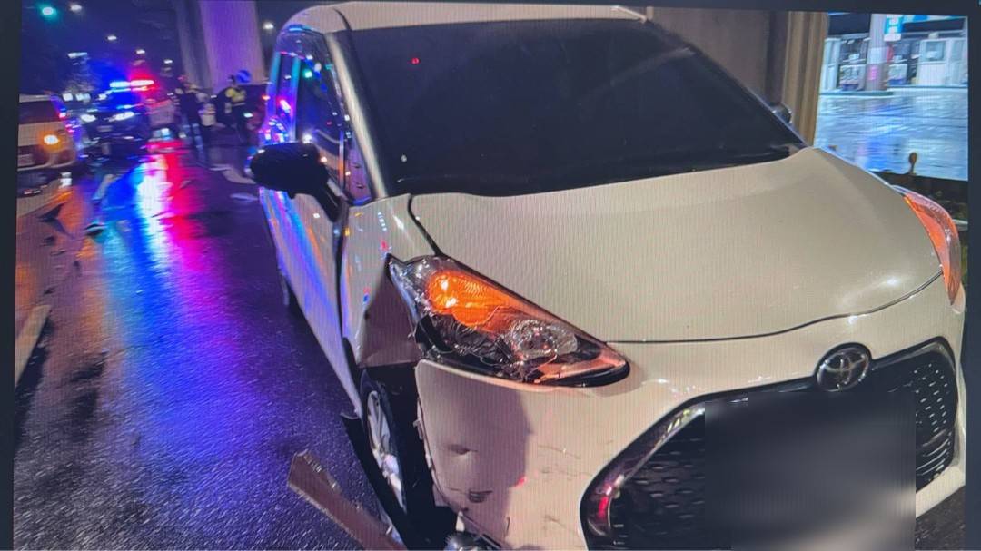 ▲汽車車頭凹陷變形。(翻攝畫面)