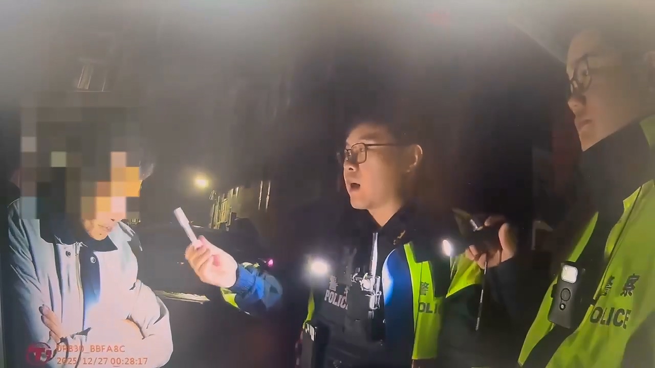 ▲警方將人帶下車。(翻攝畫面)