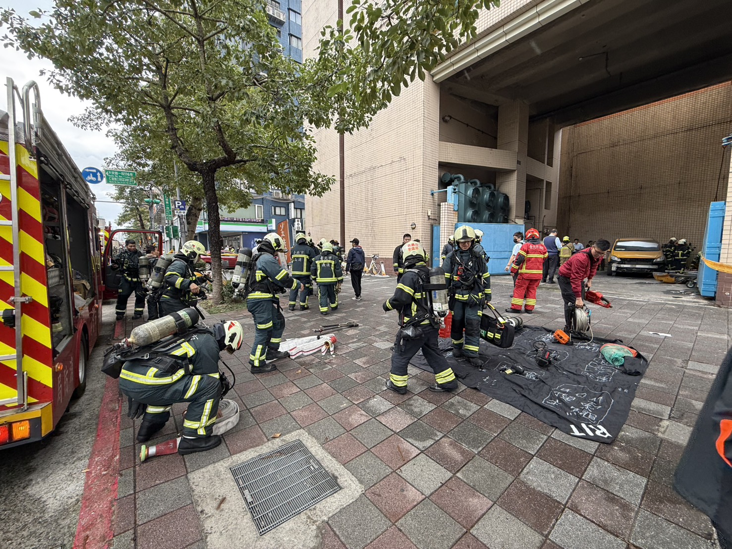 ▲忠孝復興捷運站旁變電站傳爆炸聲。(翻攝畫面)