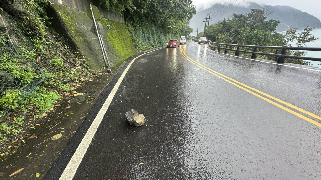 連日下雨又發生地震蘇花公路落石砸車!- 賓士車頭被砸中毀損駕駛乘客嚇壞了
