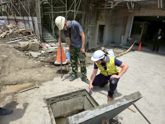 守護山坡地居住安全 新北強化巡檢工地防災 50 《圖說》透過施工中檢查可以防止人為不當開發,強化坡地安全管理防線,圖為新店區一處土地申請建照執照水土保持計畫施工中檢查。〈農業局提供〉