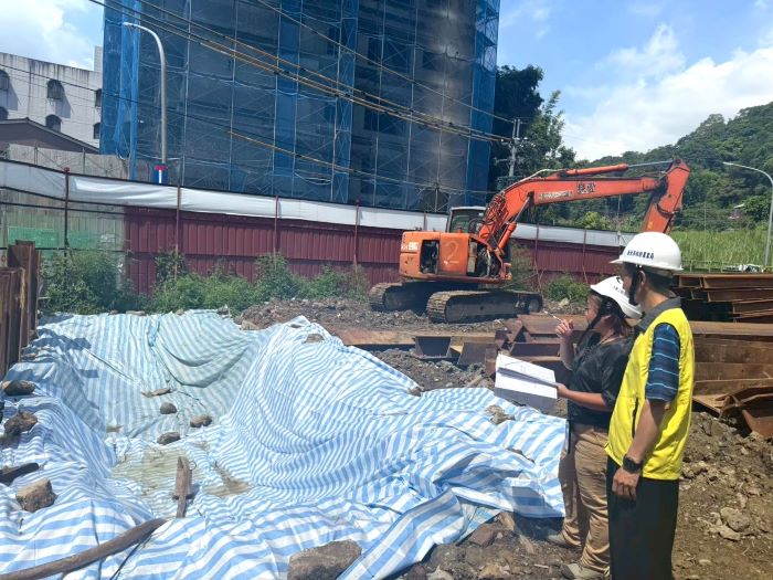守護山坡地居住安全 新北強化巡檢工地防災 51 《圖說》新北市透過與專業技師公會合作建立定期巡查管理機制,展現在山坡地防災上「防患未然」的超前部署,圖為前往工地確認臨時性沉砂滯洪池清淤是否完成。〈農業局提供〉