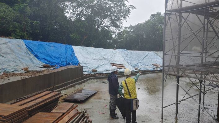 守護山坡地居住安全 新北強化巡檢工地防災 52 《圖說》在汛期或颱風來臨前,農業局前往瑞芳區一處工地進行防災措施檢查。〈農業局提供〉