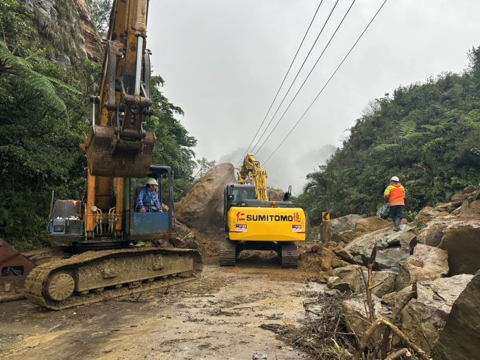 強震過後 新北全面巡檢橋梁道路 55 《圖說》平溪區106線72.3公里處發生土石坍方,工務局第一時間已調派人員與機具進場搶修,預計今日下午3時恢復單向通車。〈工務局提供〉