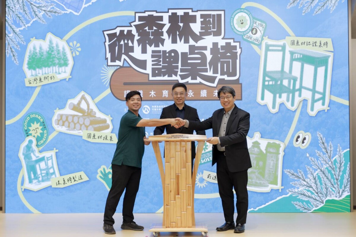 三弘木業有限公司（左一）為製作本批國產木材課桌椅、司儀台的廠商。