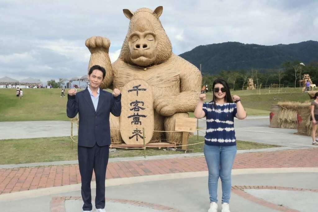 ▲黃鐙輝(左)在平安夜這天與富里鄉農會總幹事張素華(右)一起出席富里鄉農會第七屆稻草藝術季。(富里鄉農會 提供)