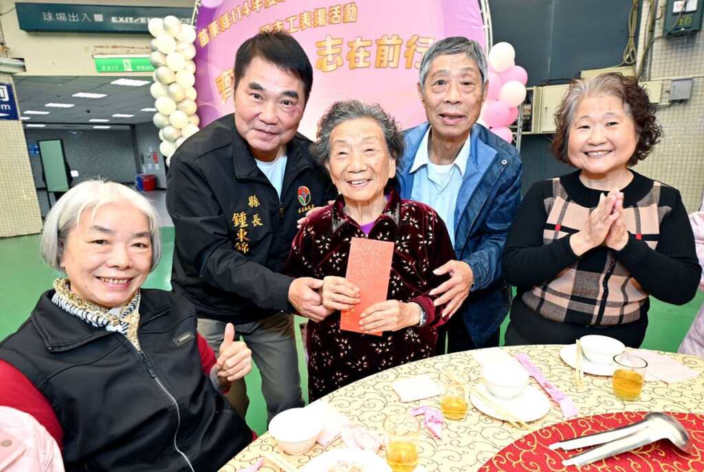 ▲苗栗縣長鍾東錦感佩張賴菊妹老當益壯,除頒發獎金,還自掏腰包補上一個紅包。