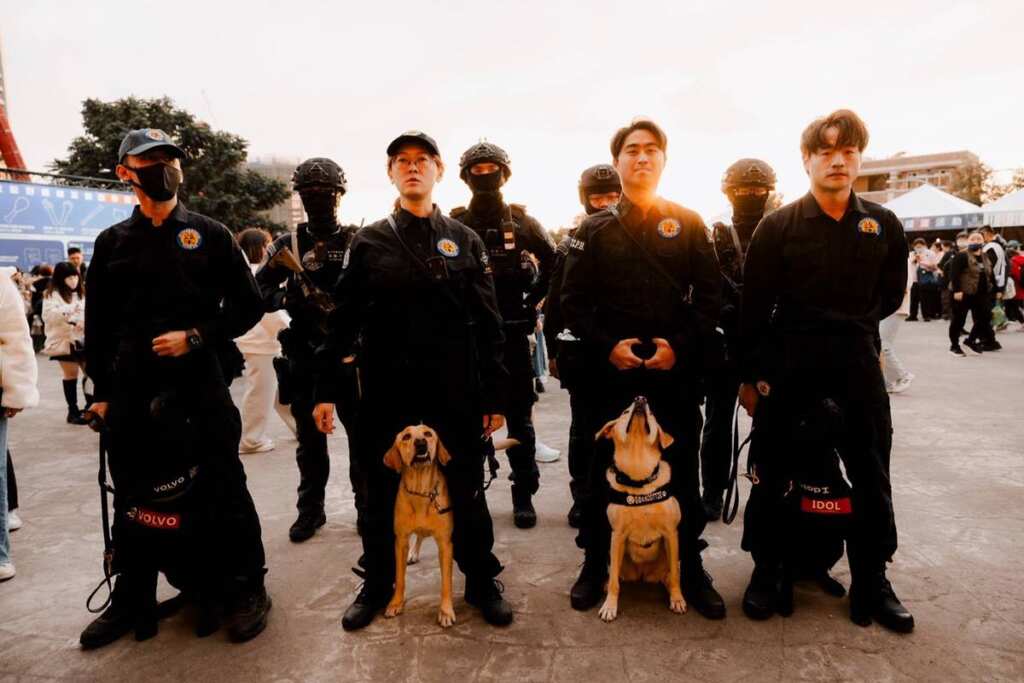 ▲警犬隊及霹靂小組到場進行場地檢查。