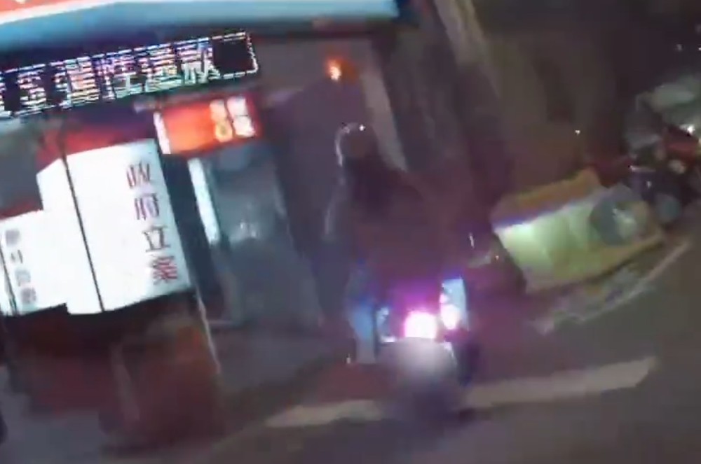 騎士逆向拒檢狂奔 警深夜逮6條通緝犯送辦 231 cnews204251228a01
