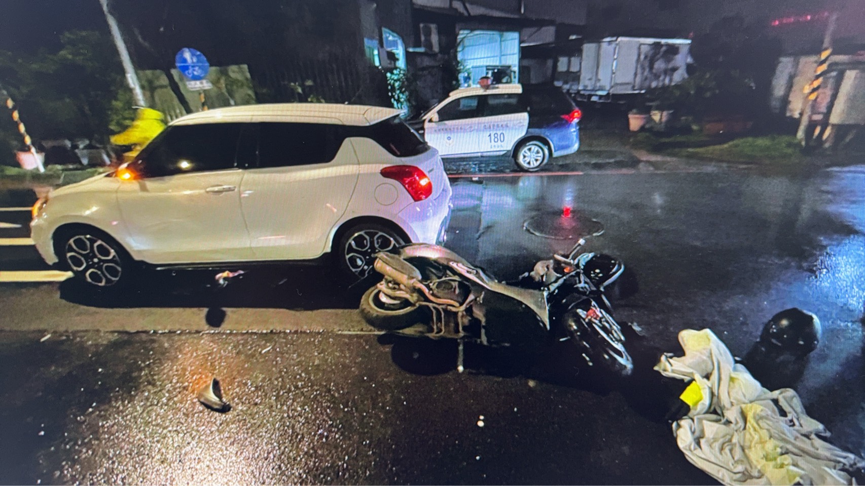 蘆竹機車闖紅燈橫切車陣遭撞飛!男騎士左腿骨折送醫 S 28598290