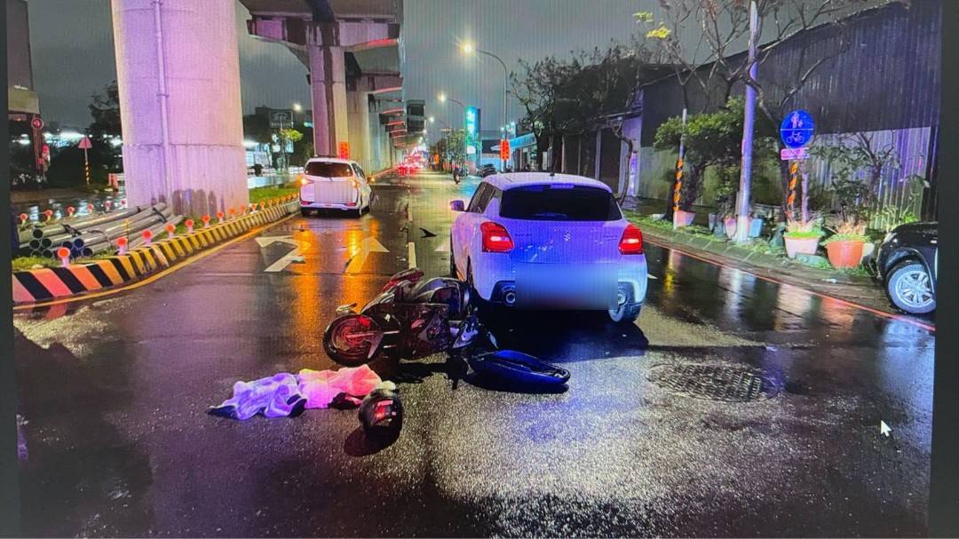 蘆竹機車闖紅燈橫切車陣遭撞飛!男騎士左腿骨折送醫 745212