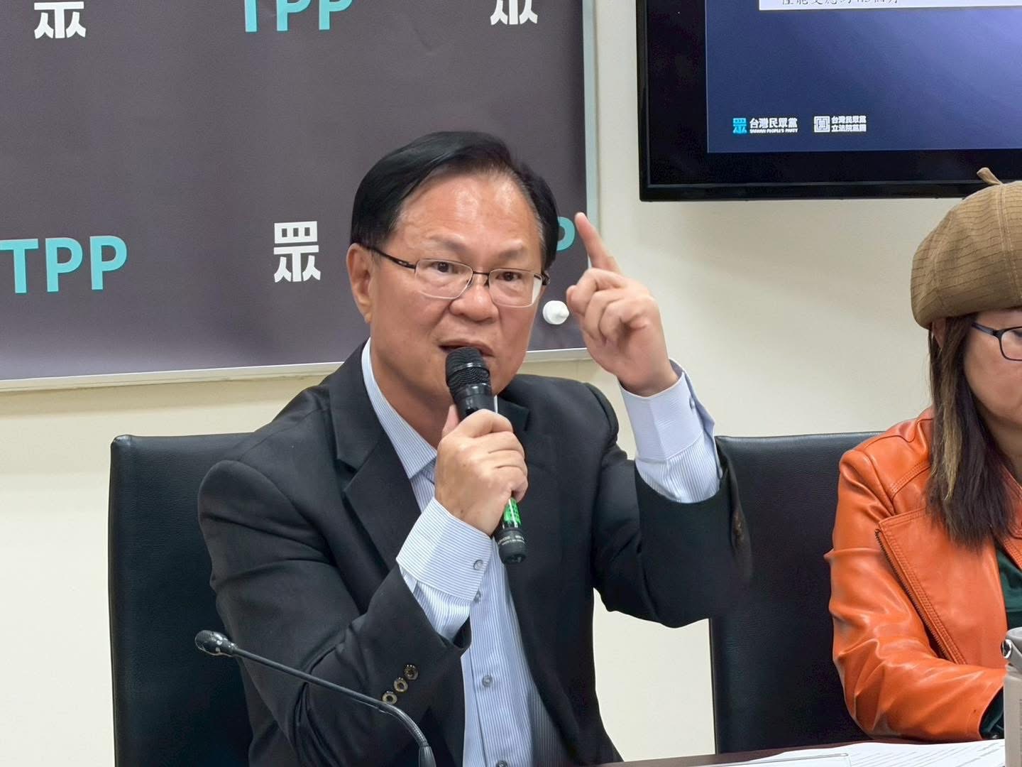 張啓楷指出,嘉義市明年度總預算約211億元,行政院卻「違法亂紀」大砍地方補助款69億元,砍幅超過三分之一,為全台各縣市之最,形同「欺負嘉義人」。(圖/張啓楷國會辦公室)
