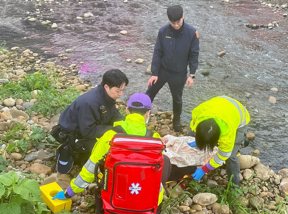 命懸一線!桃園小檜溪警即刻救援 協助傷重墜溪女脫困 - https://www.watchmedia01.com