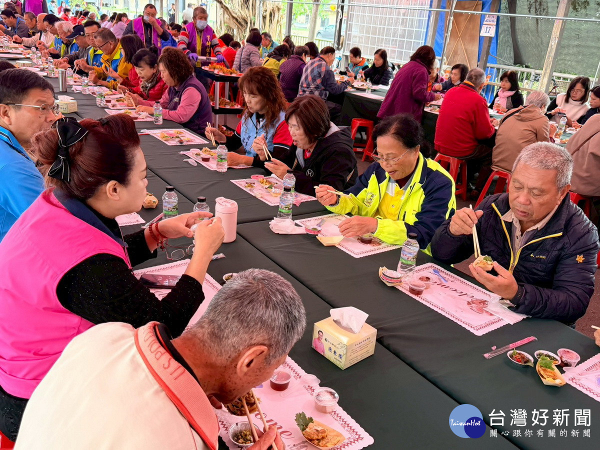 社區民眾分享不同菜色有如圍爐溫馨。(竹山鎮公所提供)