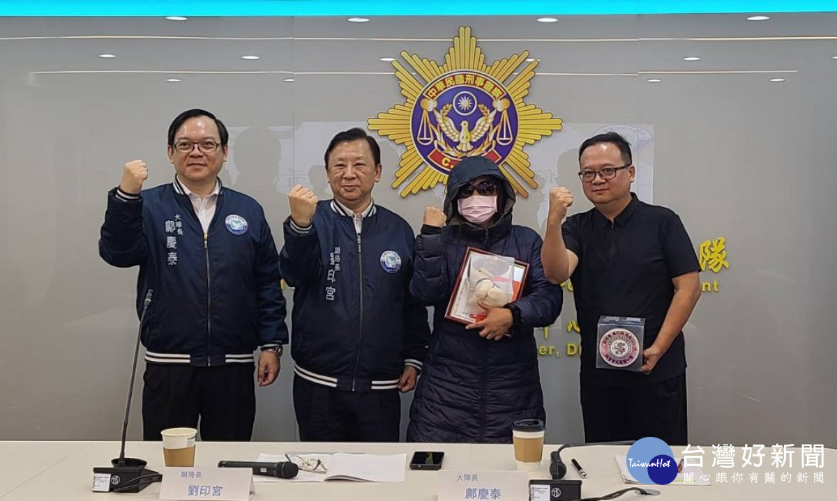 劉印宮副局長及鄺慶泰大隊長與出席嘉賓合影。
